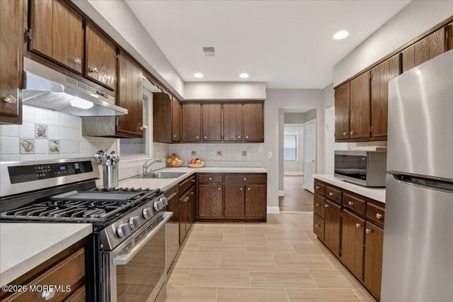 15 Prides Lane, Englishtown, NJ 07726