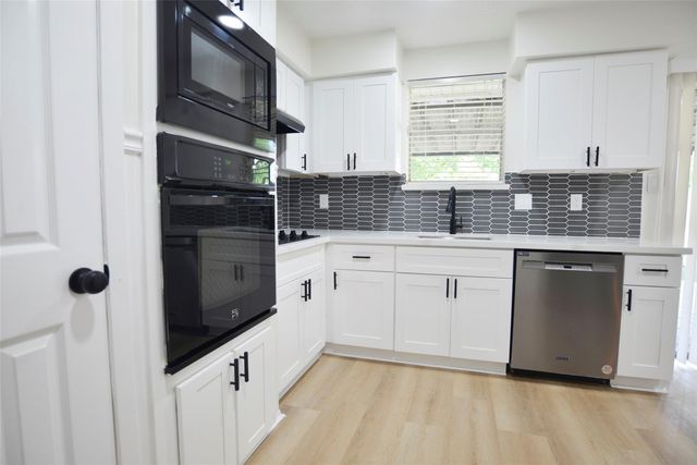 536 Castlelake Drive, Friendswood, TX 77546