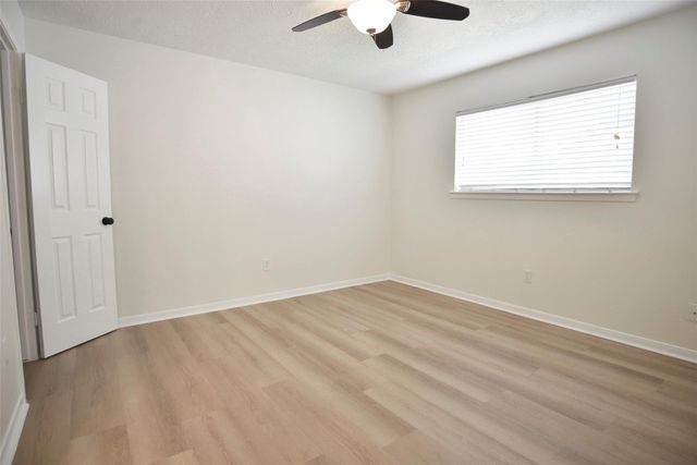 536 Castlelake Drive, Friendswood, TX 77546