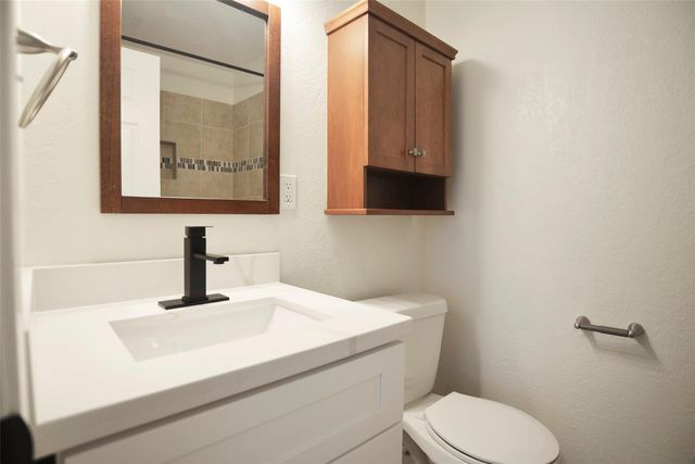 536 Castlelake Drive, Friendswood, TX 77546