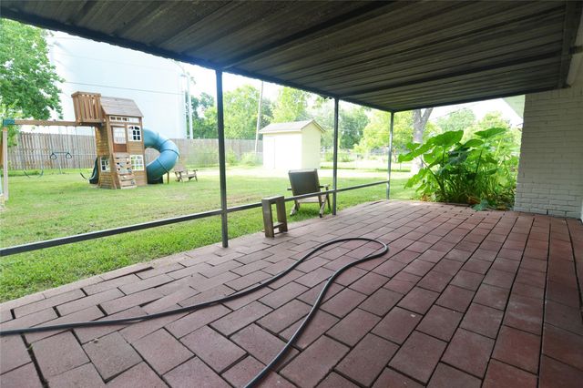 536 Castlelake Drive, Friendswood, TX 77546