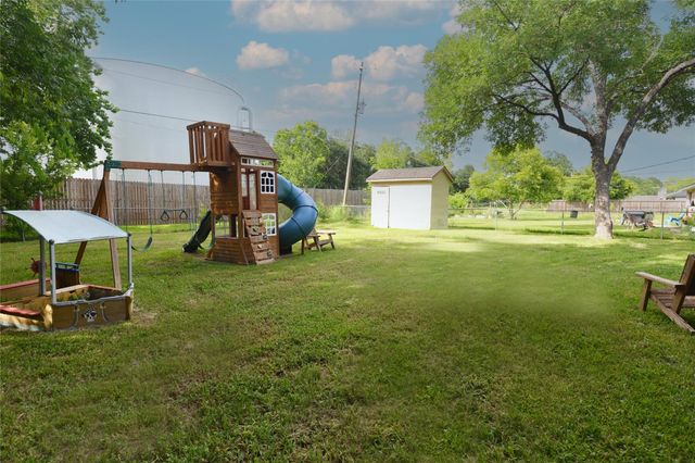536 Castlelake Drive, Friendswood, TX 77546