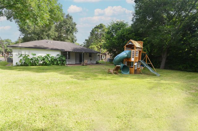 536 Castlelake Drive, Friendswood, TX 77546