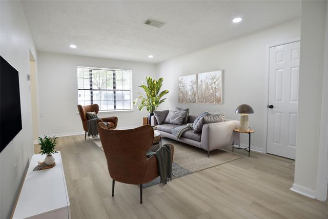 536 Castlelake Drive, Friendswood, TX 77546