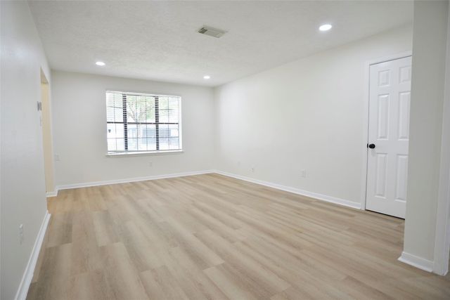 536 Castlelake Drive, Friendswood, TX 77546