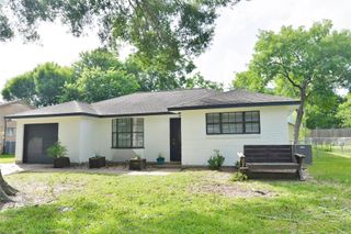 536 Castlelake Drive, Friendswood, TX 77546