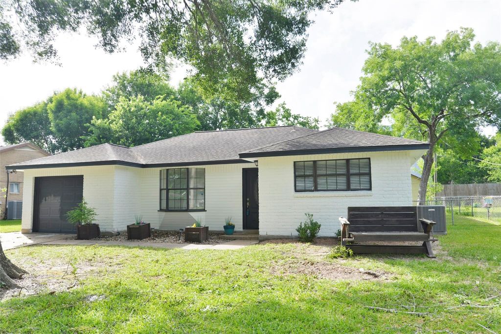 536 Castlelake Drive, Friendswood, TX 77546