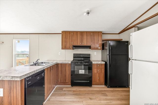 122 Amber Ln, Poteet, TX 78065