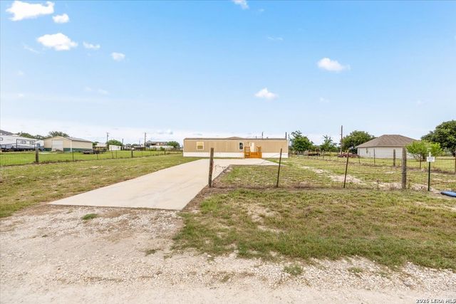 122 Amber Ln, Poteet, TX 78065