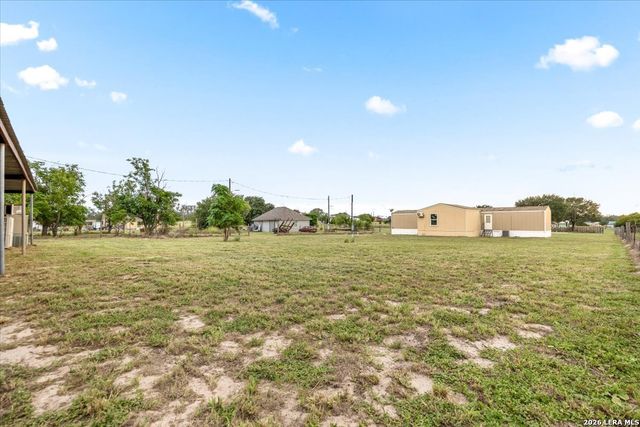 122 Amber Ln, Poteet, TX 78065
