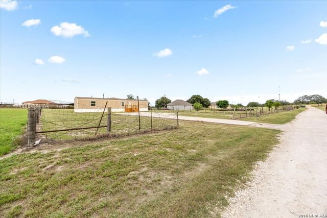 122 Amber Ln, Poteet, TX 78065
