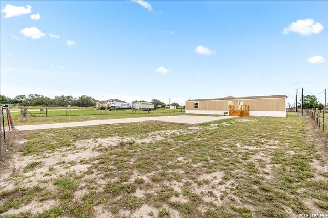 122 Amber Ln, Poteet, TX 78065