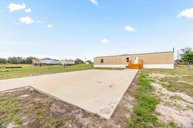 122 Amber Ln, Poteet, TX 78065