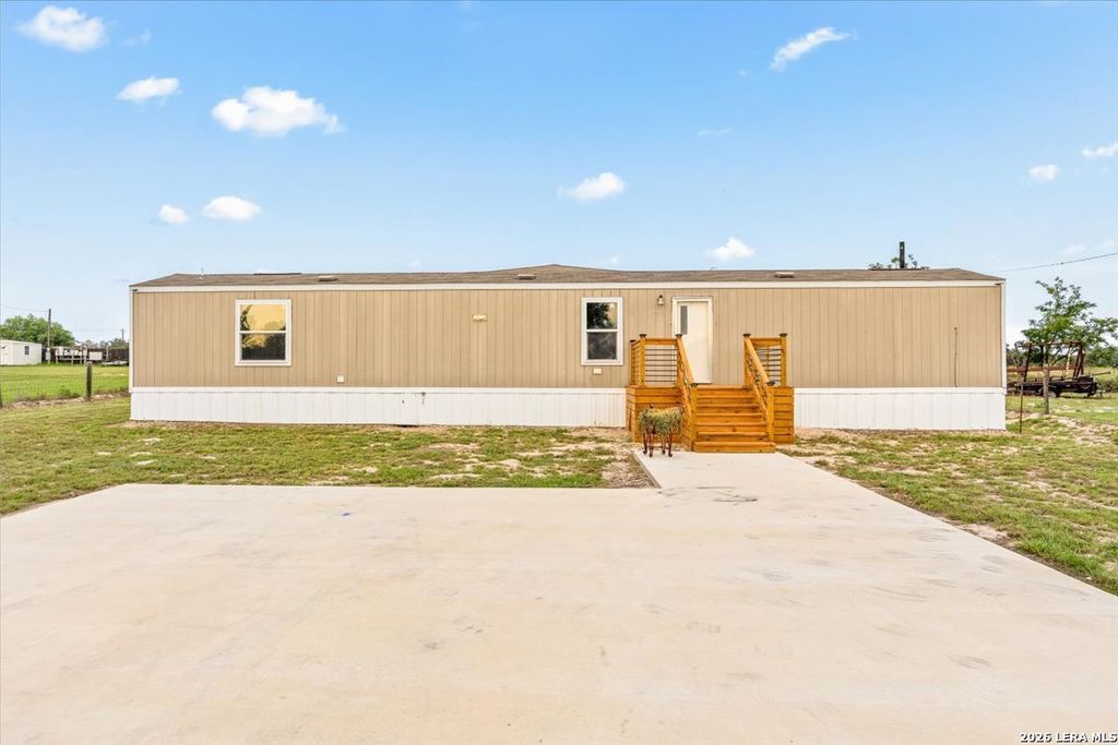 122 Amber Ln, Poteet, TX 78065