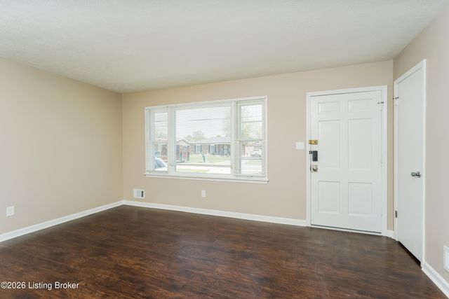 3114 Tara Gale Dr, Louisville, KY 40216