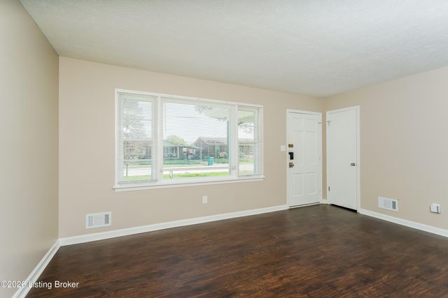 3114 Tara Gale Dr, Louisville, KY 40216