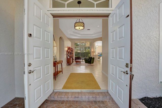 2533 Eagle Run Cir, Weston, FL 33327