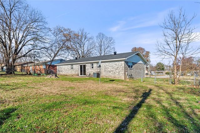 2326 Alpine Circle, Siloam Springs, AR 72761