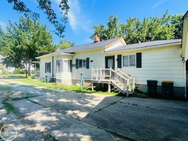 606 N 6th Street, St Clair, MI 48079