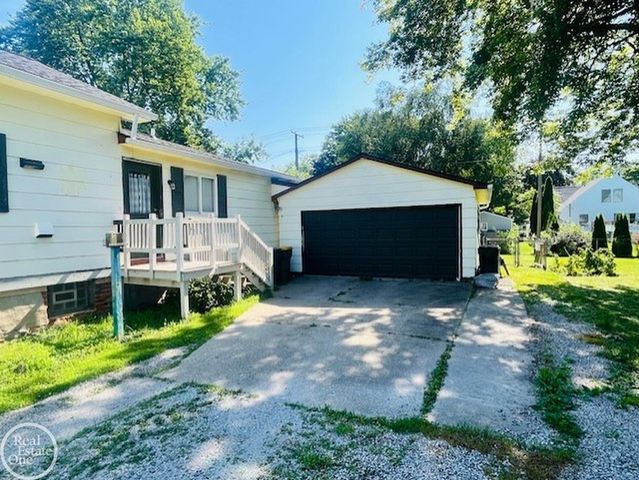 606 N 6th Street, St Clair, MI 48079