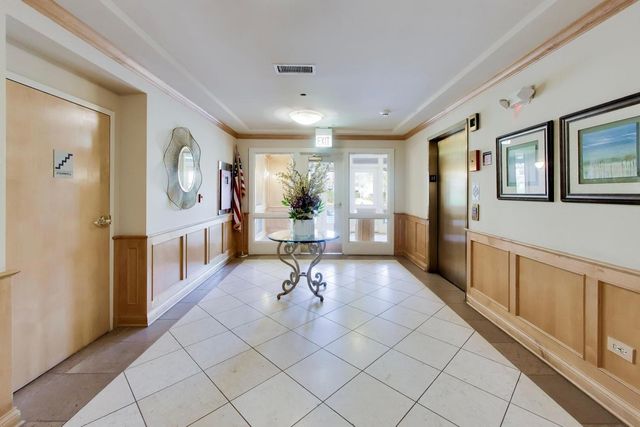 1688 Green Bay Road 404, Highland Park, IL 60035
