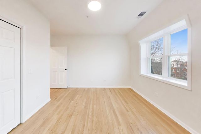 1688 Green Bay Road 404, Highland Park, IL 60035