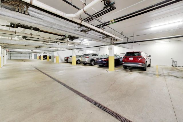 1688 Green Bay Road 404, Highland Park, IL 60035