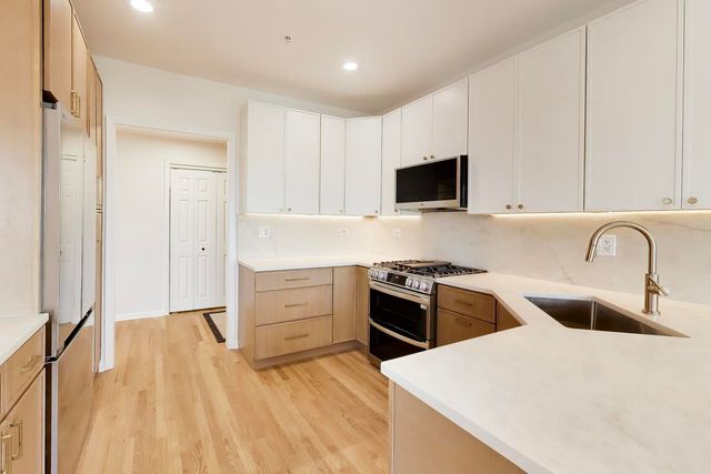 1688 Green Bay Road 404, Highland Park, IL 60035
