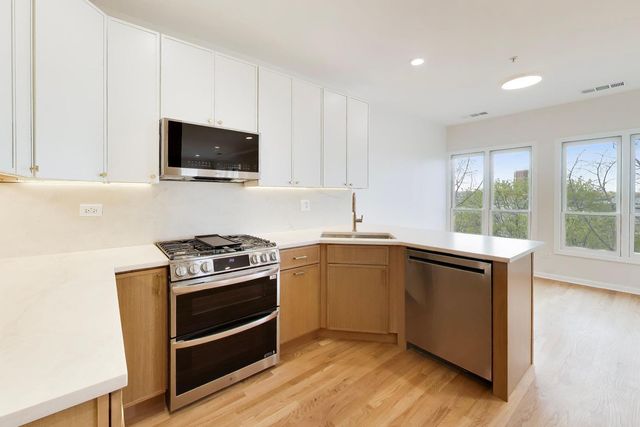 1688 Green Bay Road 404, Highland Park, IL 60035