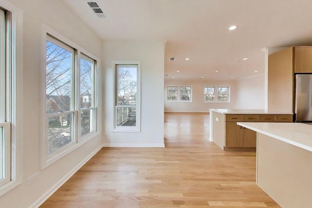 1688 Green Bay Road 404, Highland Park, IL 60035
