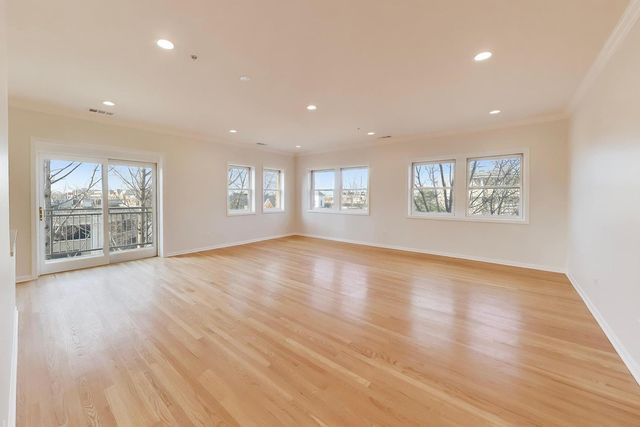 1688 Green Bay Road 404, Highland Park, IL 60035