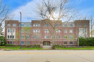 1688 Green Bay Road 404, Highland Park, IL 60035