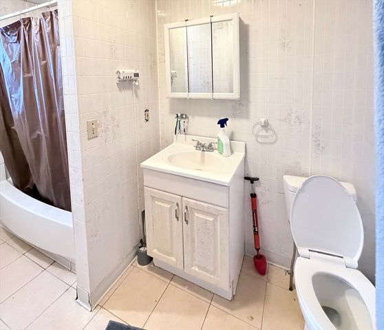 582 Cambridge St, Fall River, MA 02721