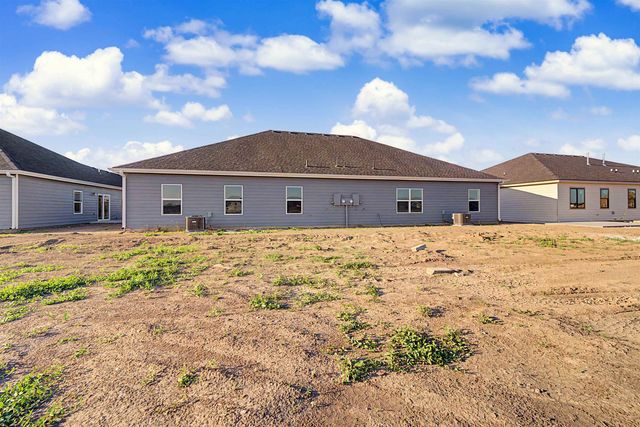 1202 Vista Sur Dr, Salina, KS 67401