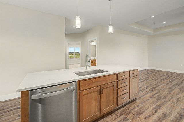 1202 Vista Sur Dr, Salina, KS 67401