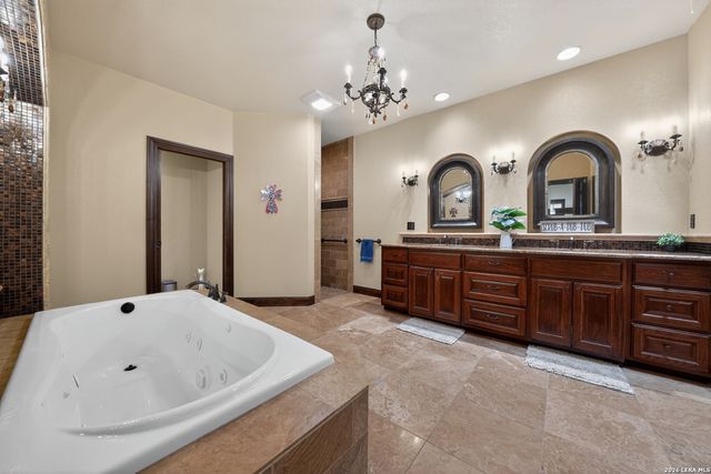 204 RED OAK LN, Ingram, TX 78025