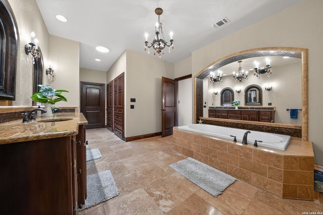 204 RED OAK LN, Ingram, TX 78025