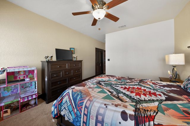 204 RED OAK LN, Ingram, TX 78025