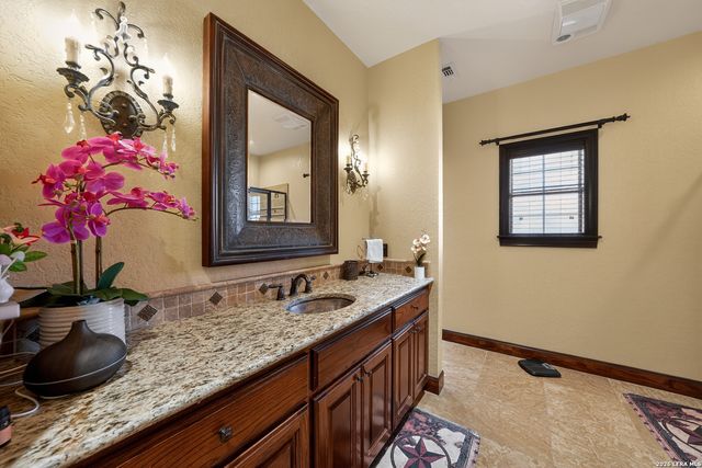 204 RED OAK LN, Ingram, TX 78025