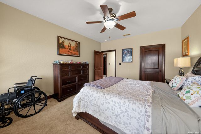 204 RED OAK LN, Ingram, TX 78025