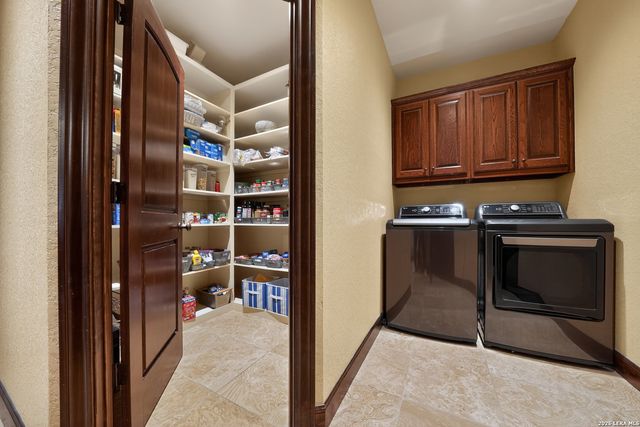 204 RED OAK LN, Ingram, TX 78025