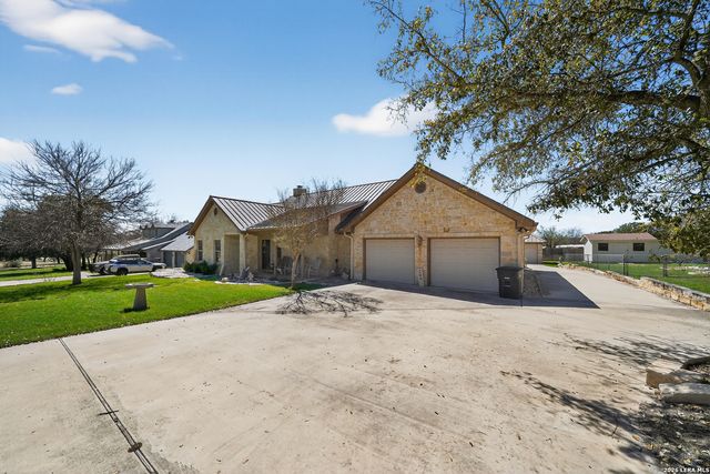 204 RED OAK LN, Ingram, TX 78025