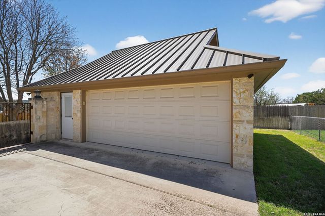 204 RED OAK LN, Ingram, TX 78025