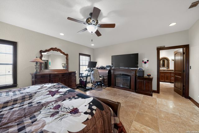 204 RED OAK LN, Ingram, TX 78025