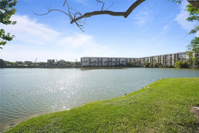4013 LAKE BAYSHORE DR 107, Bradenton, FL 34205