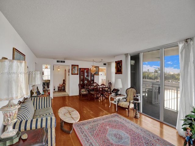 18051 Biscayne Boulevard 304, Aventura, FL 33160