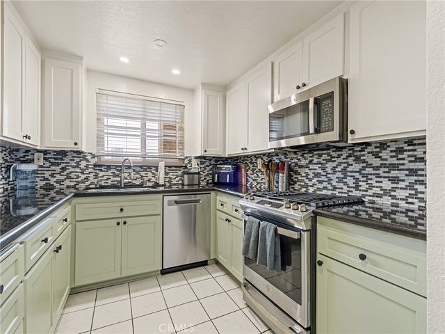 2001 E 21st St 327, Signal Hill, CA 90755