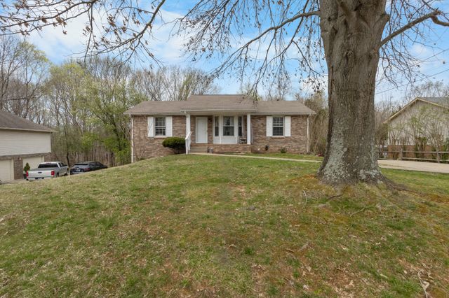 740 Acorn Dr, Clarksville, TN 37043