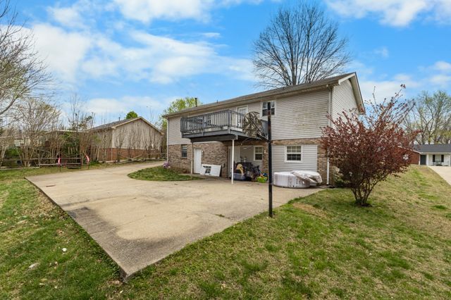 740 Acorn Dr, Clarksville, TN 37043