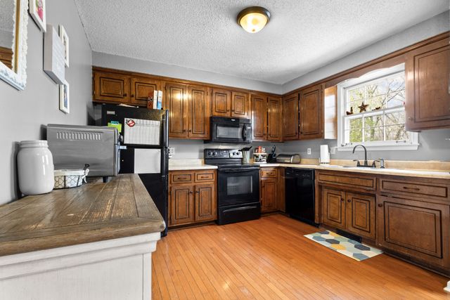 740 Acorn Dr, Clarksville, TN 37043